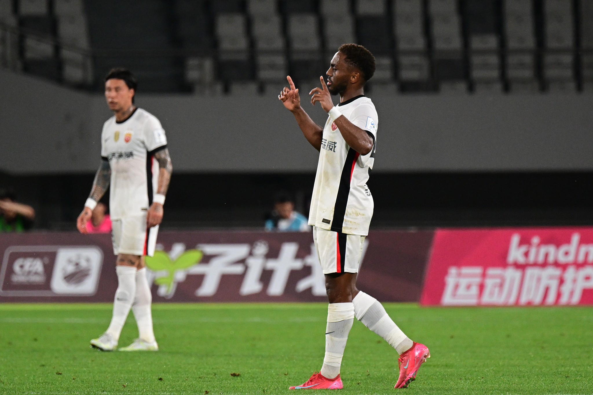 赛地聚焦——荷甲转会期热度飙升，纽卡斯尔防线松动，话题不断，控场能力受关注的简单介绍